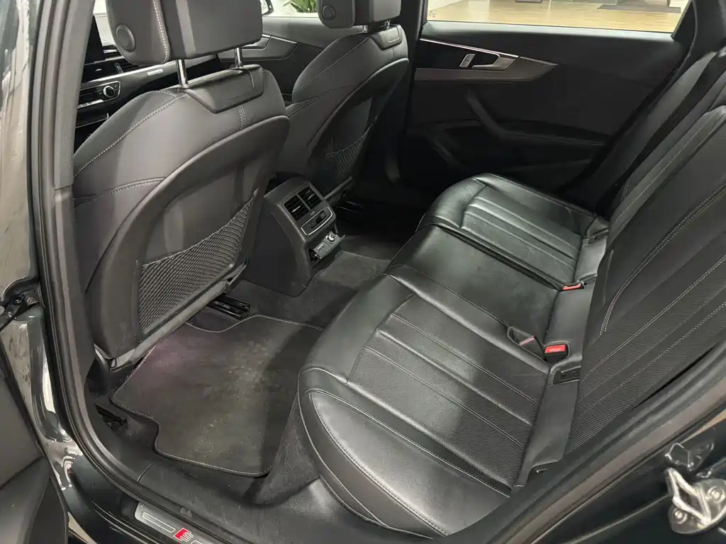 Audi A4L 2024 40 TFSI quattro RS
