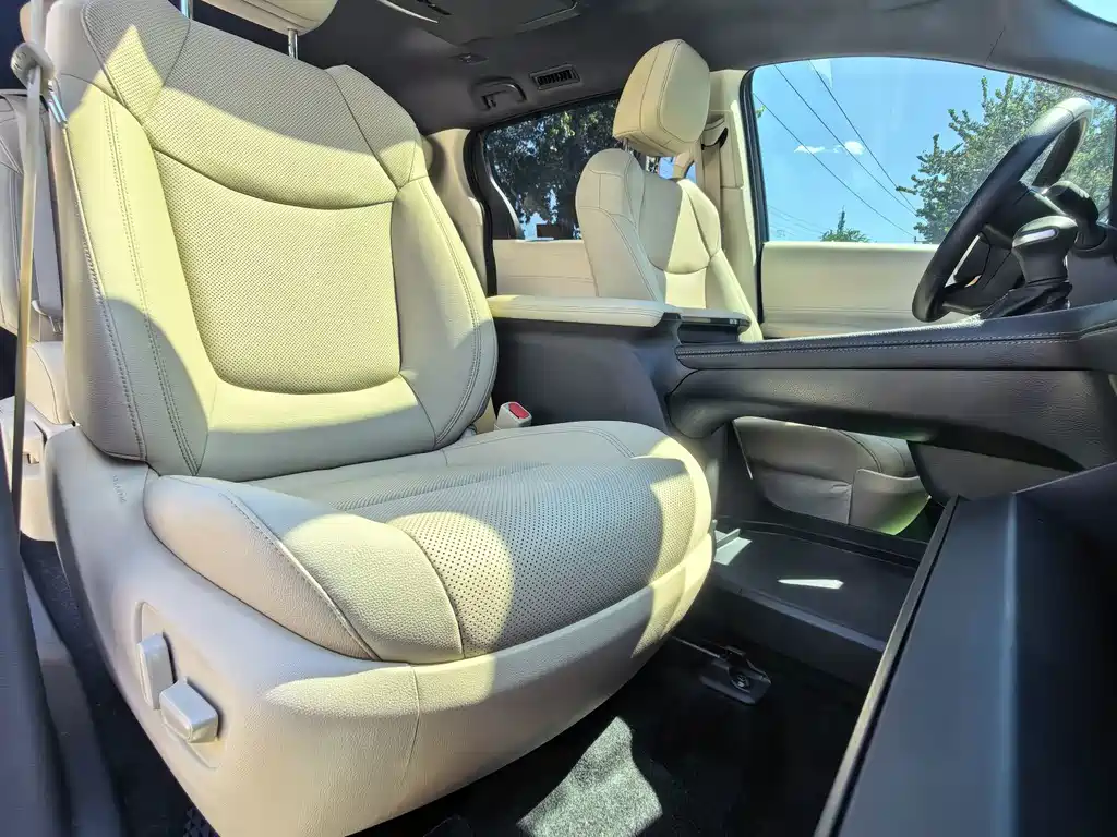 Toyota Sienna — миниатюра 9
