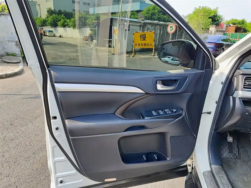 Toyota Highlander 2021 2.0T Luxury 7 мест