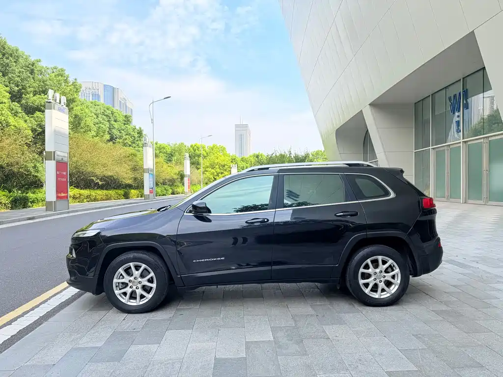 Jeep Cherokee — миниатюра 5