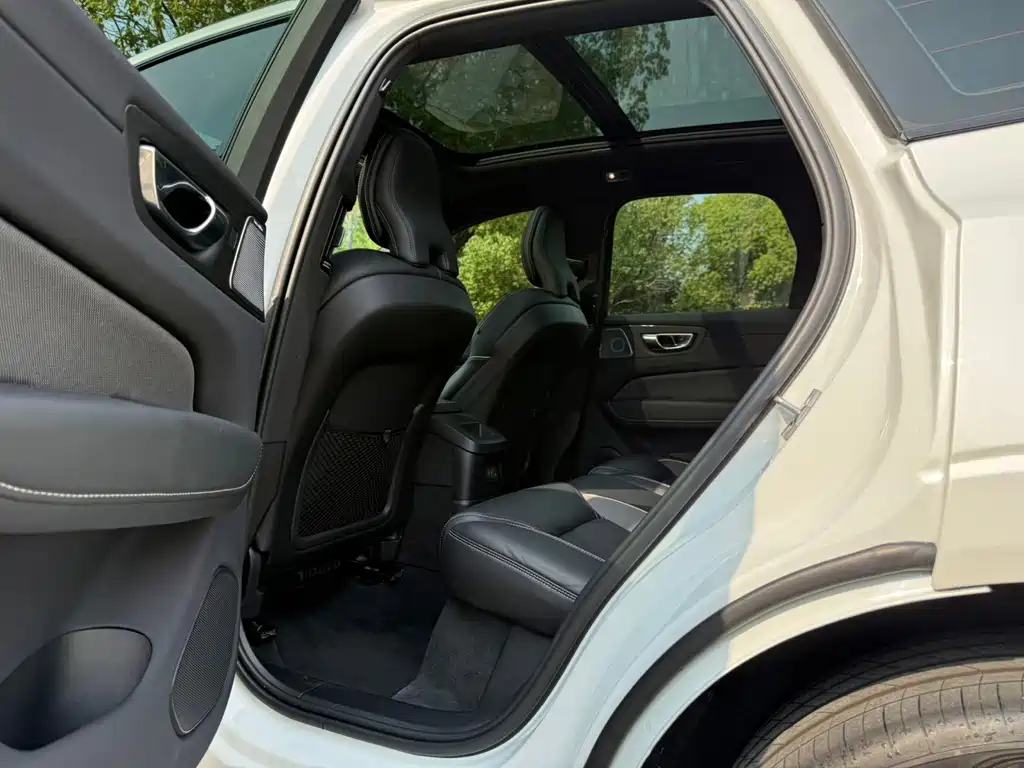 Volvo XC60 PHEV — миниатюра 10