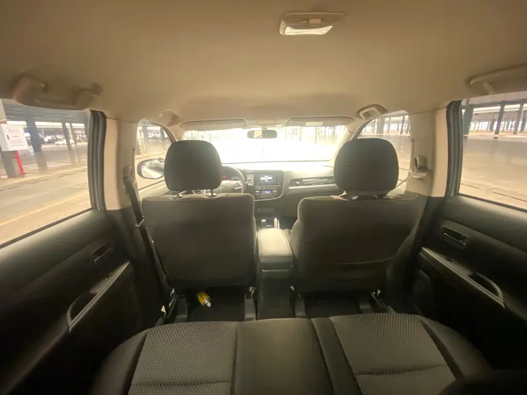 MITSUBISHI OUTLANDER