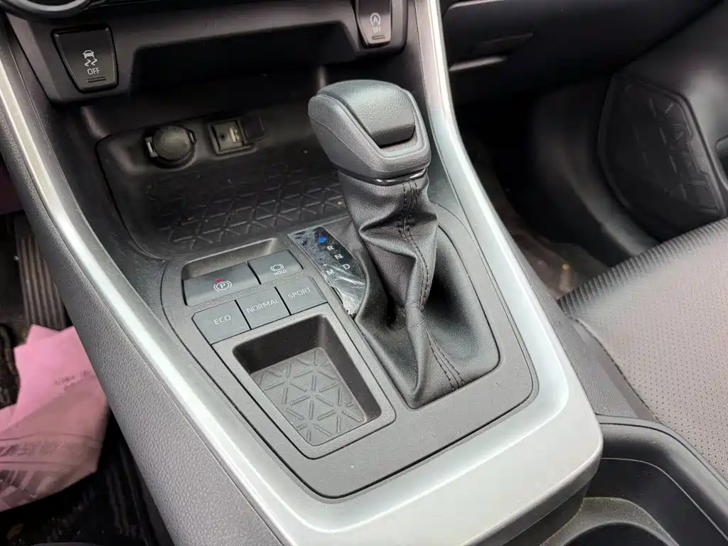 Toyota RAV4 — миниатюра 9