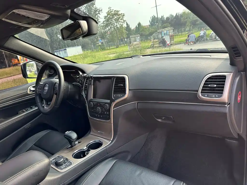 Jeep Grand Cherokee (Import) — миниатюра 18