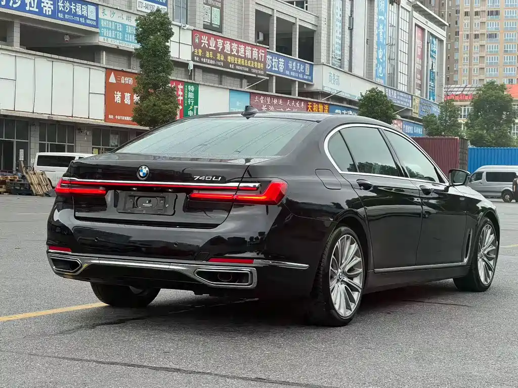 BMW 7 Series — миниатюра 9