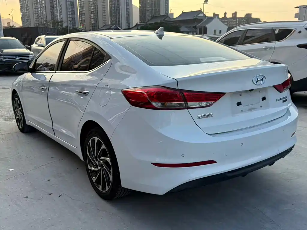 Hyundai Elantra — миниатюра 11