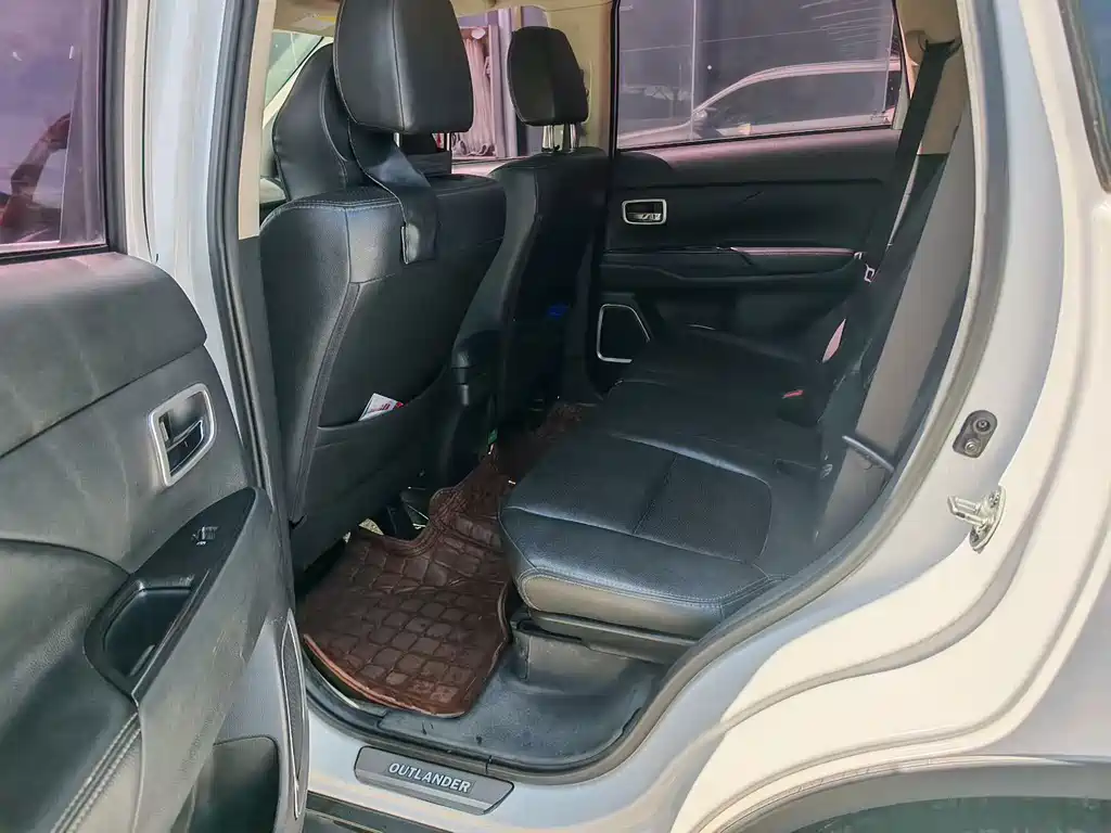Mitsubishi Outlander — миниатюра 9