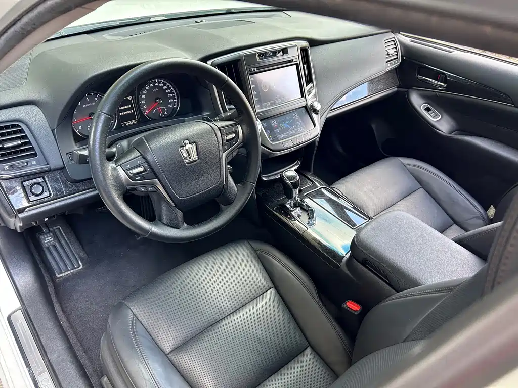 Toyota Crown — миниатюра 5