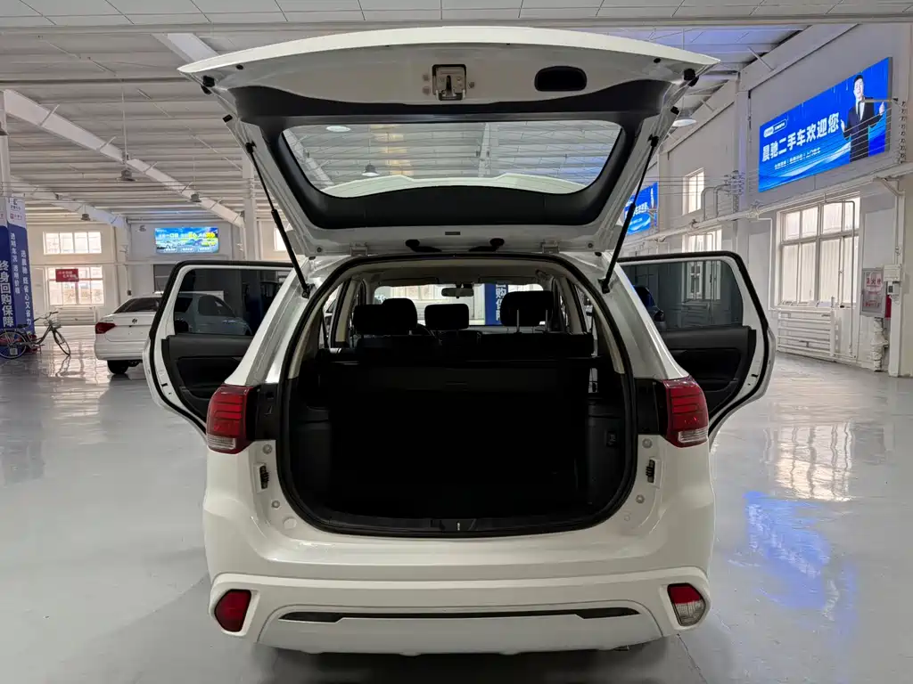 MITSUBISHI OUTLANDER