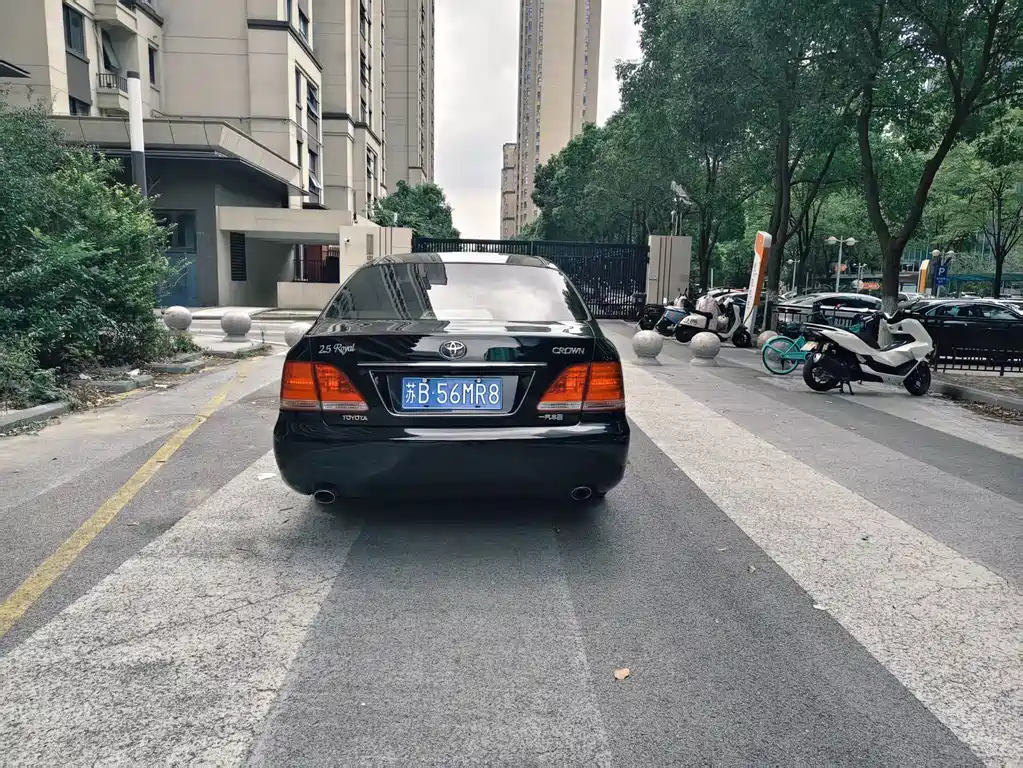 Toyota Crown — миниатюра 4