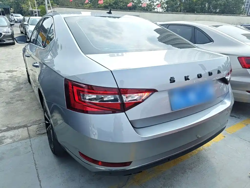 Skoda Superb — миниатюра 5