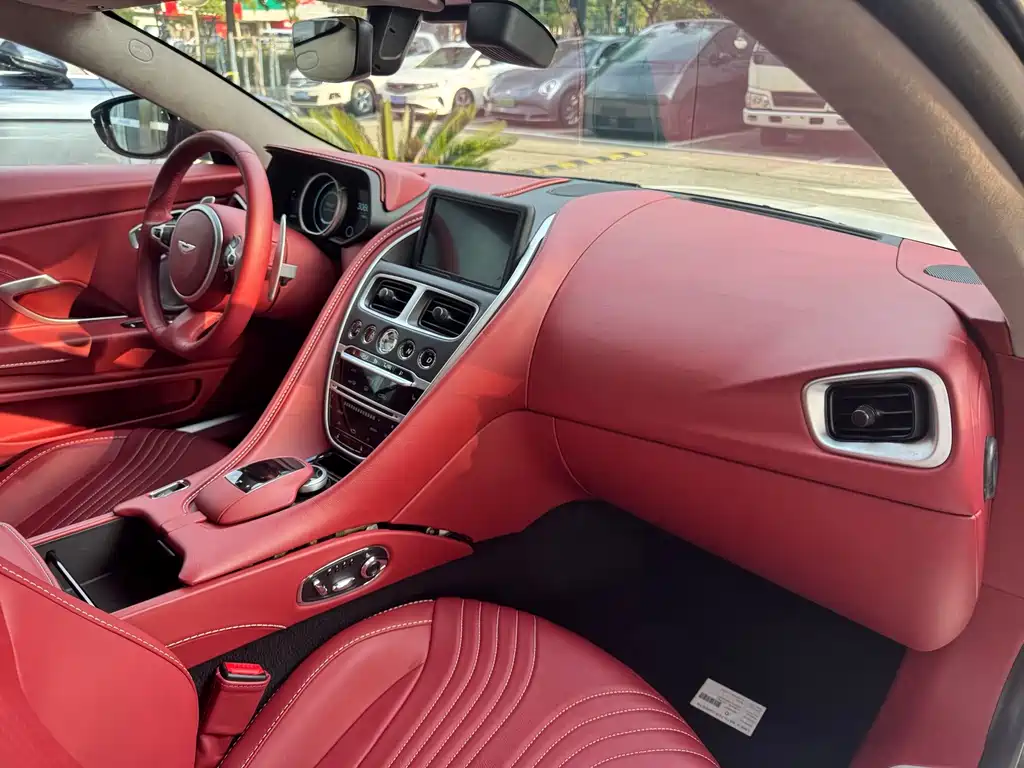 Aston Martin DB11 — миниатюра 6