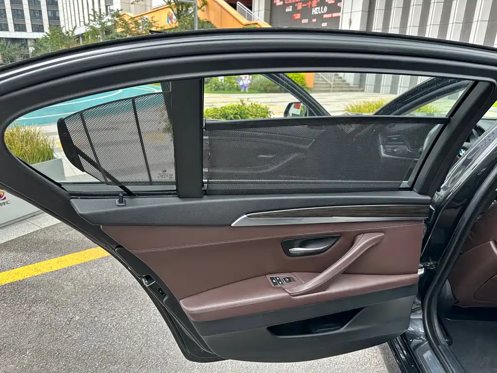 BMW 5 Series — миниатюра 12