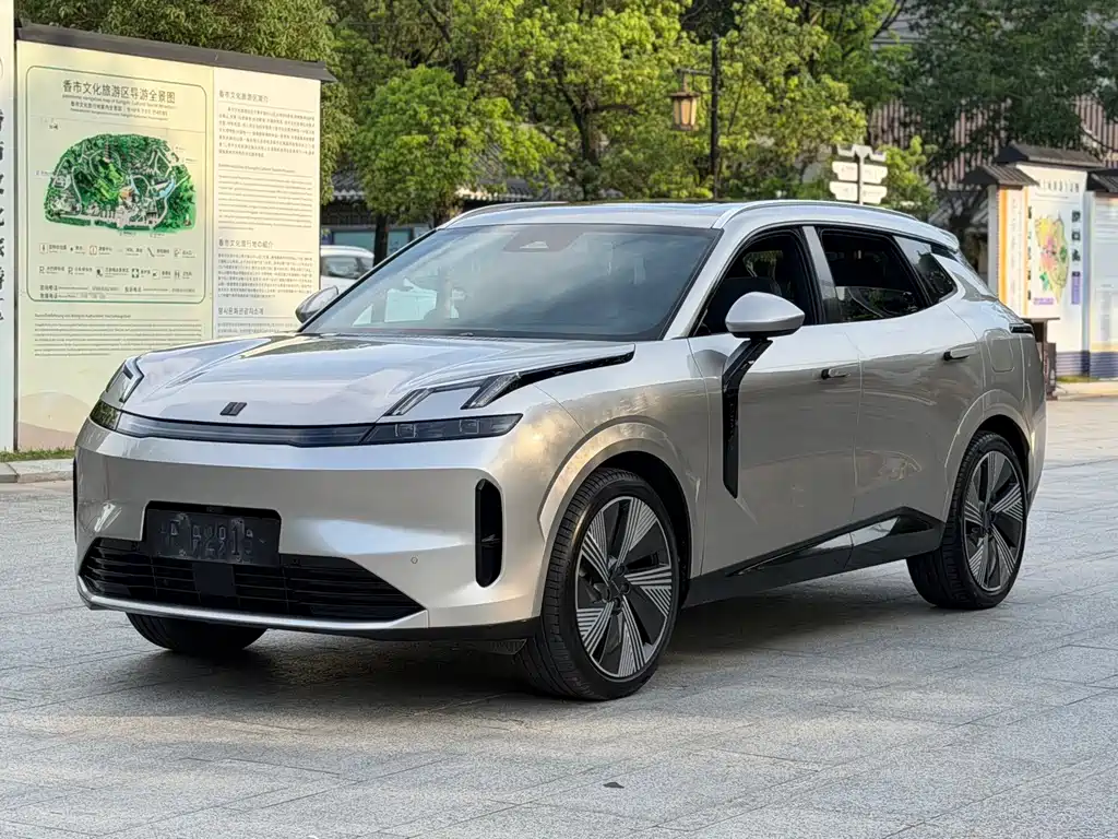 Lynk & Co 08 EM-P