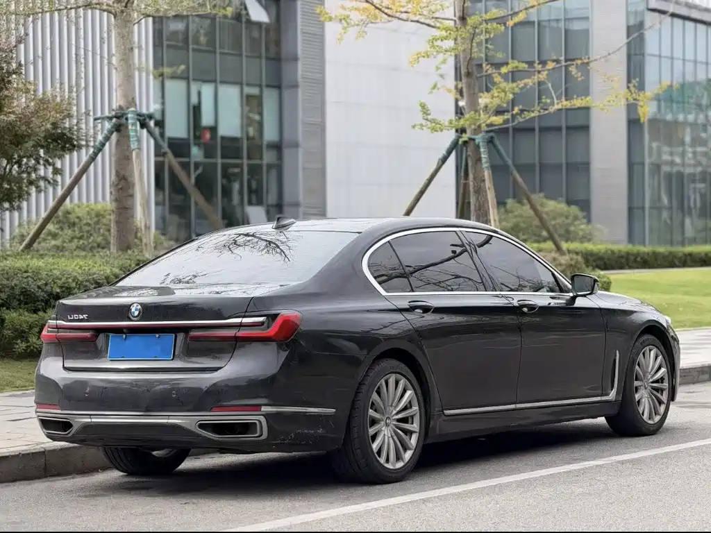 BMW 7 Series — миниатюра 8
