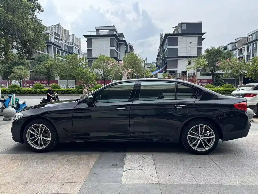 BMW 5 Series — миниатюра 8