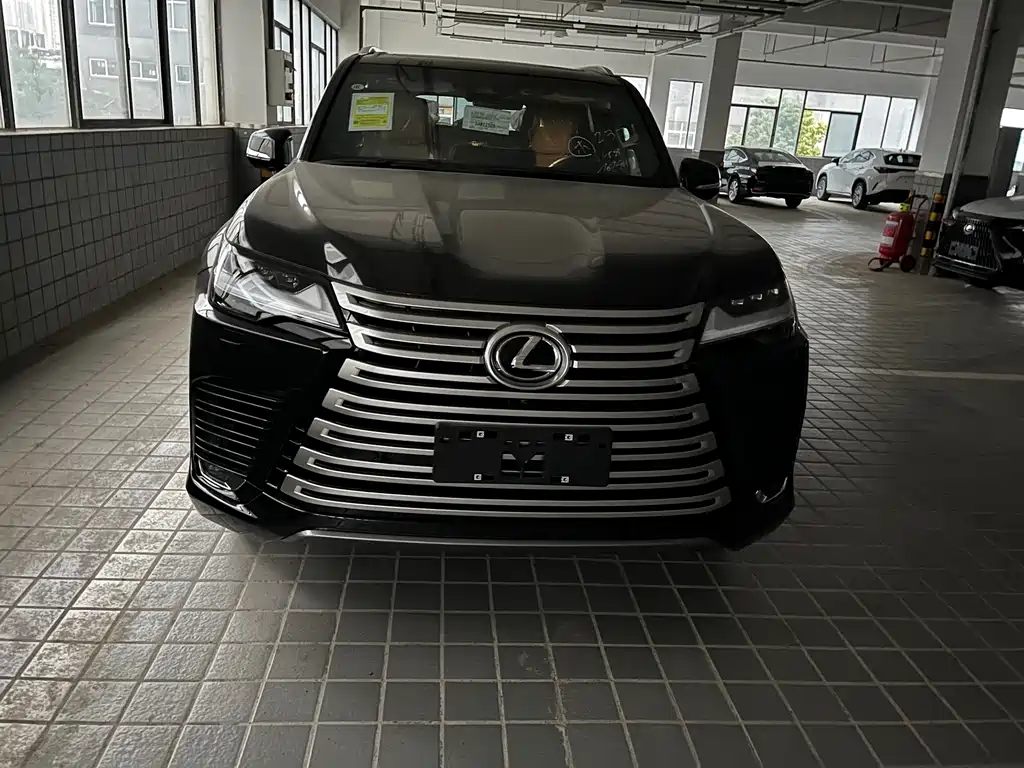 Lexus LX 0