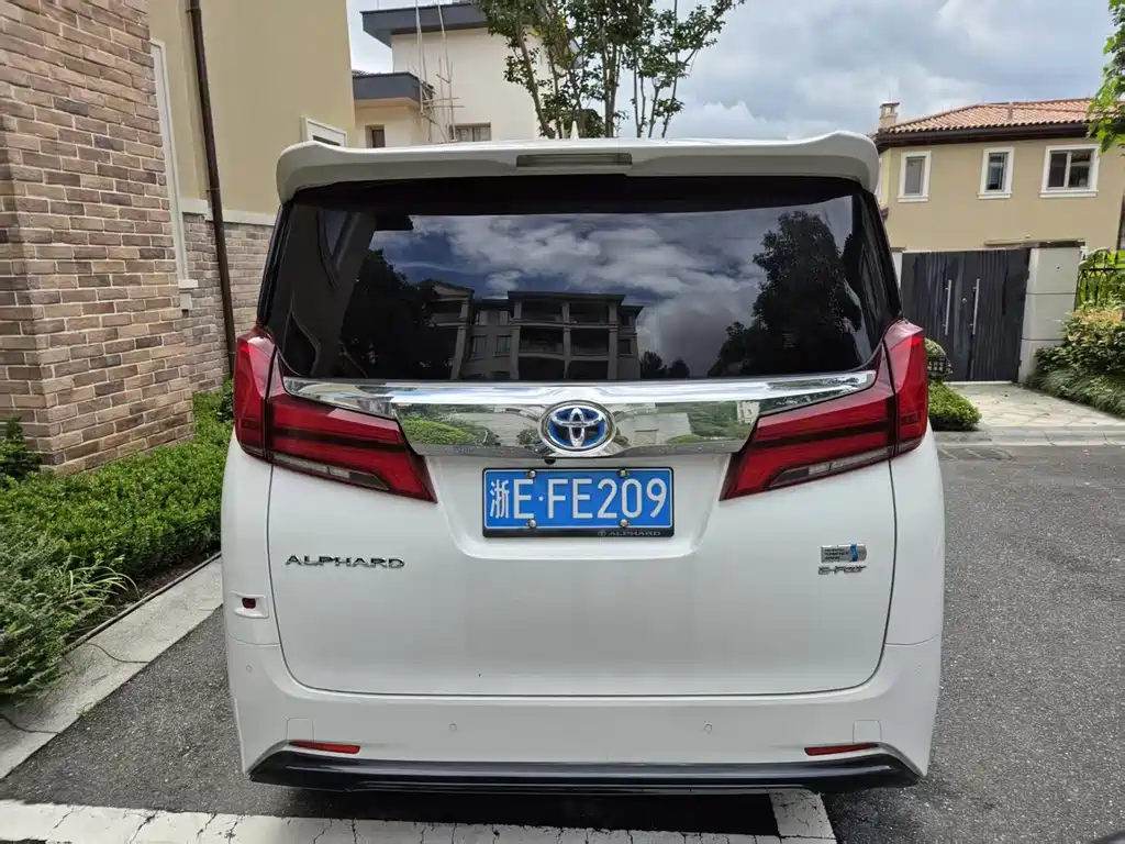 Toyota Alphard — миниатюра 7