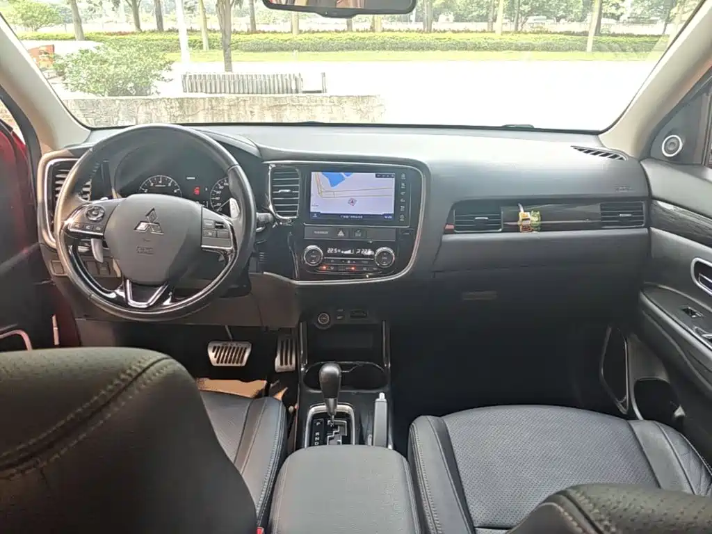 Mitsubishi Outlander — миниатюра 10
