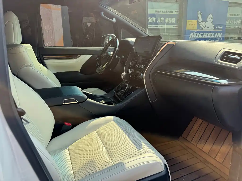 Lexus LM — миниатюра 14