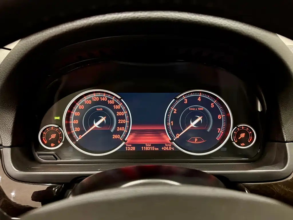 BMW 5 Series — миниатюра 7