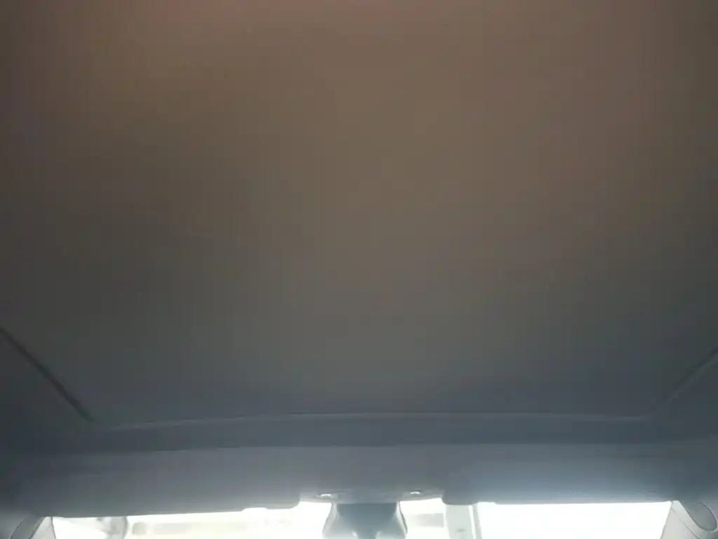 Tesla Model Y — миниатюра 18