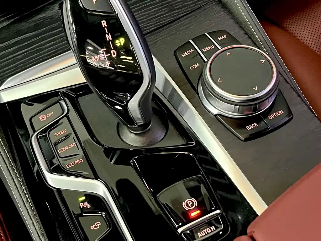 BMW 5 Series — миниатюра 7