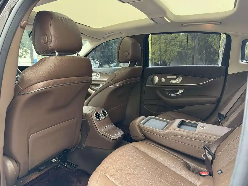 Mercedes-Benz E-Class — миниатюра 6
