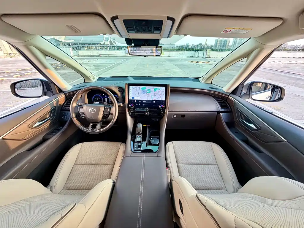 Toyota Alphard — миниатюра 8