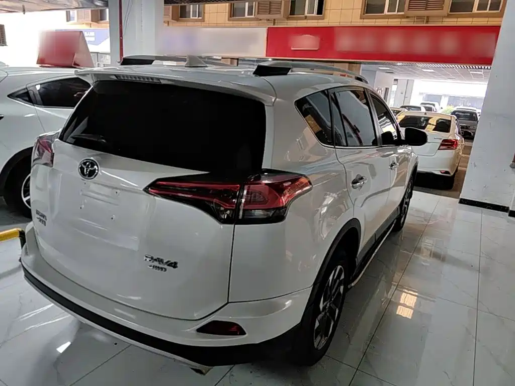 Toyota RAV4 — миниатюра 7