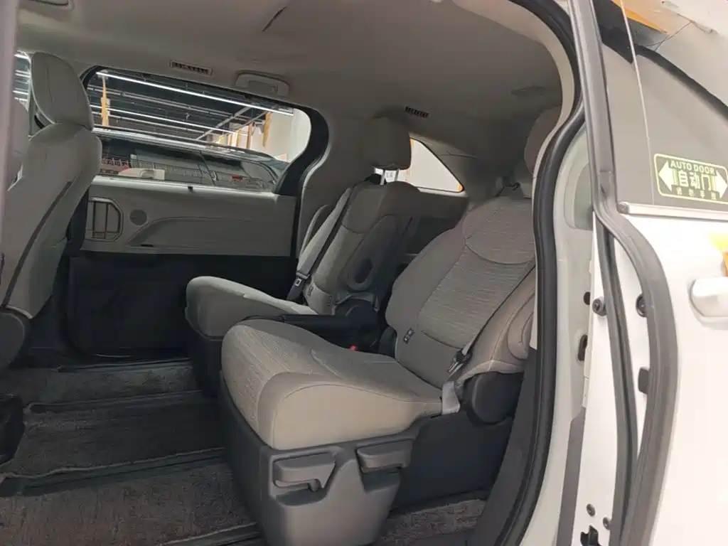 Toyota Sienna — миниатюра 17