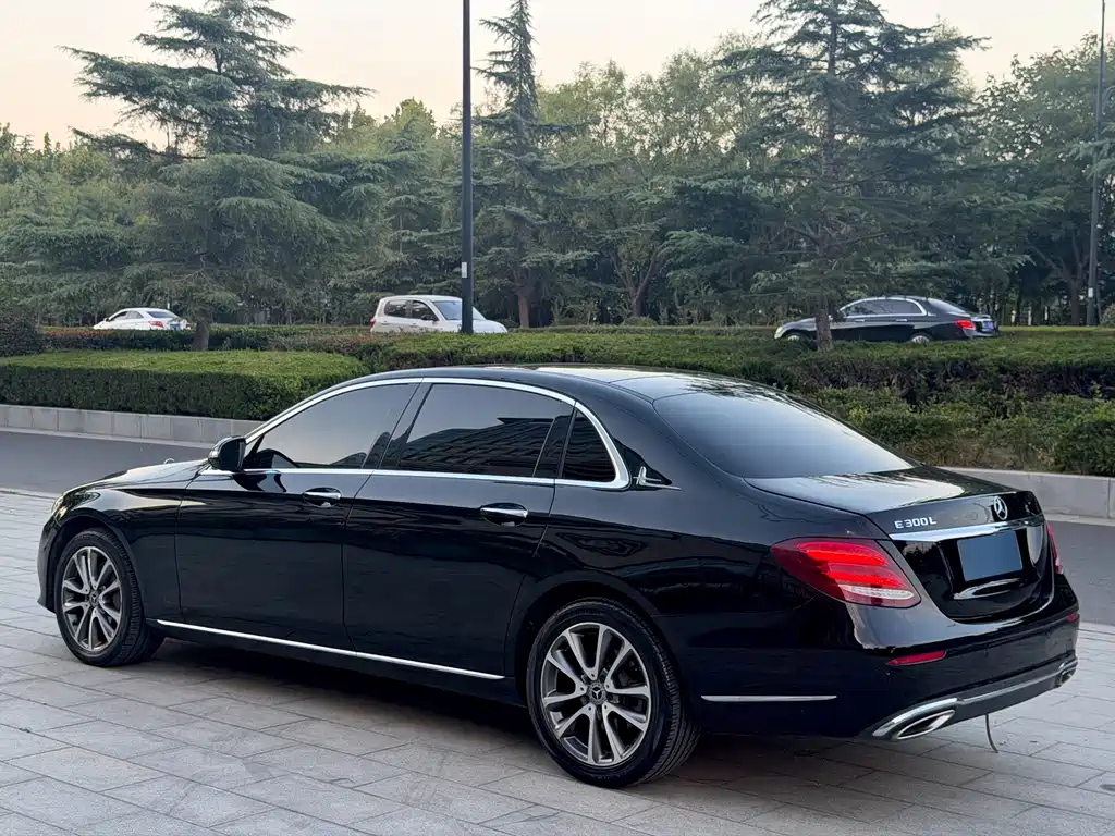 Mercedes-Benz E-Class — миниатюра 9