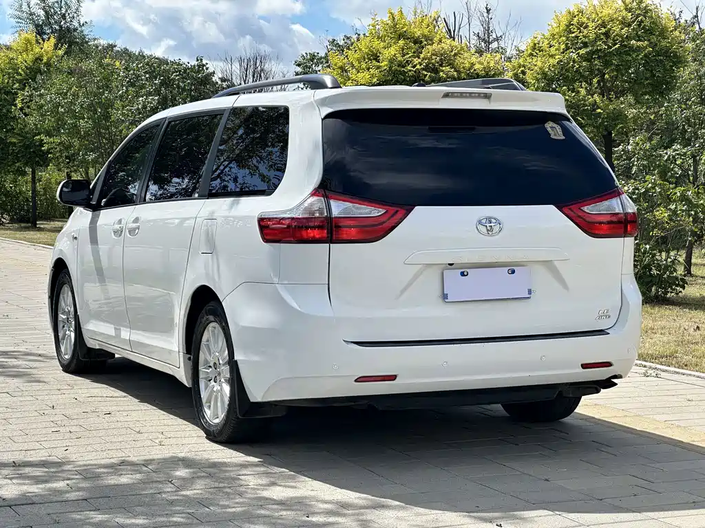 Toyota Sienna — миниатюра 4