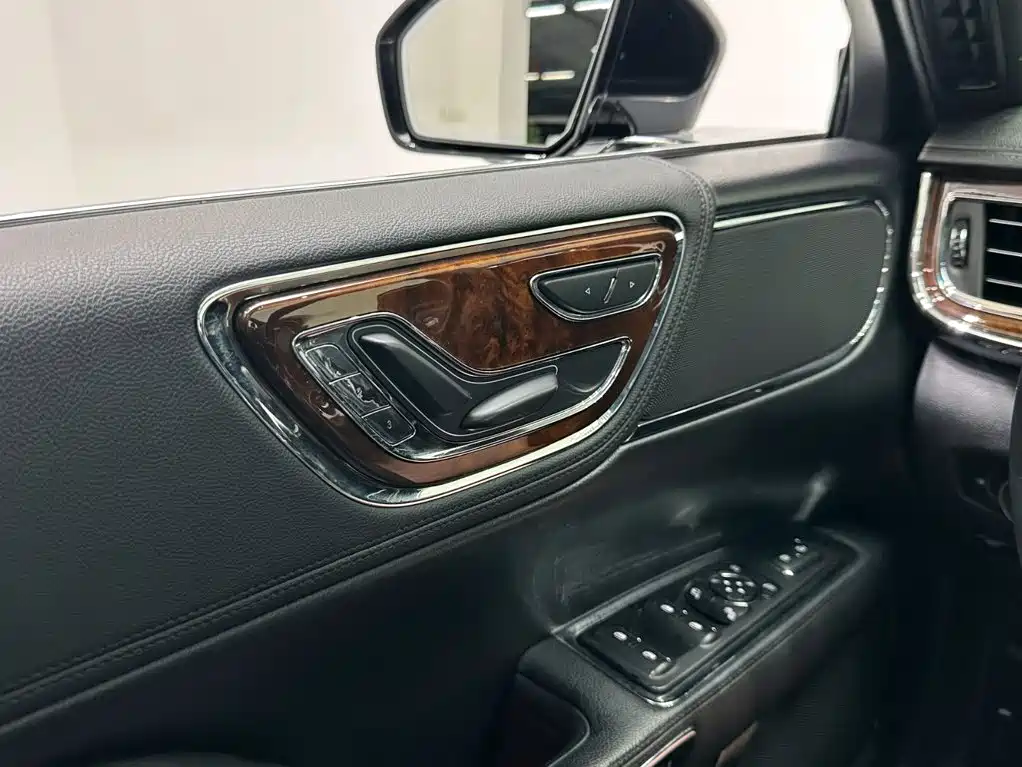 Lincoln Continental — миниатюра 17