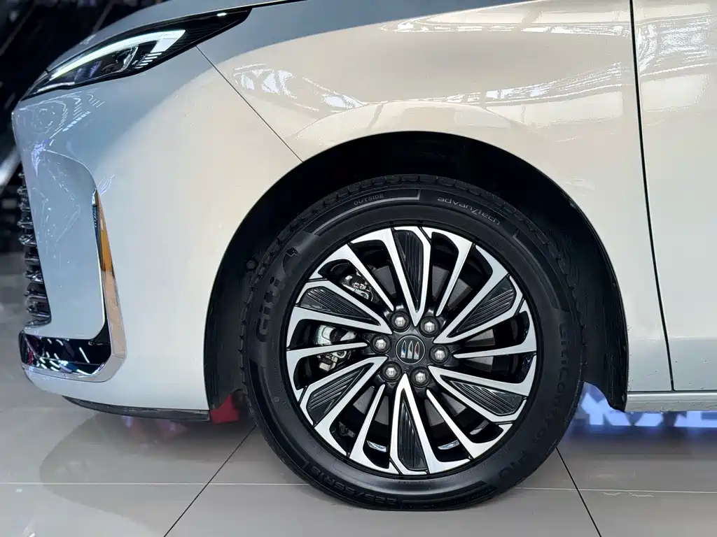 Buick GL8 Hybrid — миниатюра 5