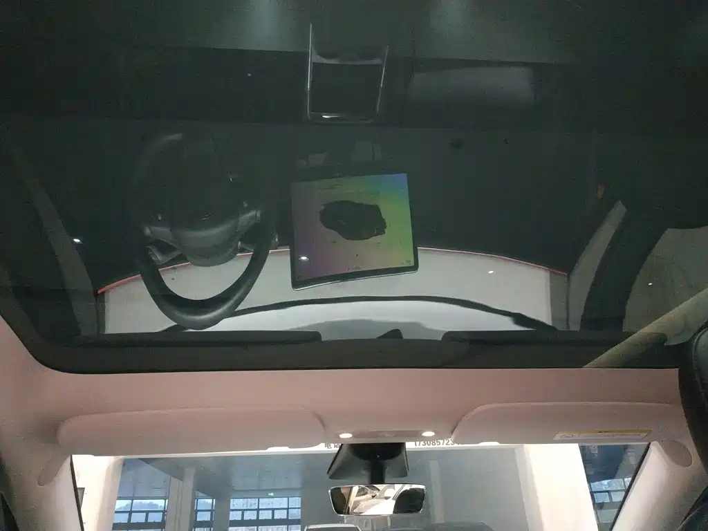 Tesla Model Y — миниатюра 18