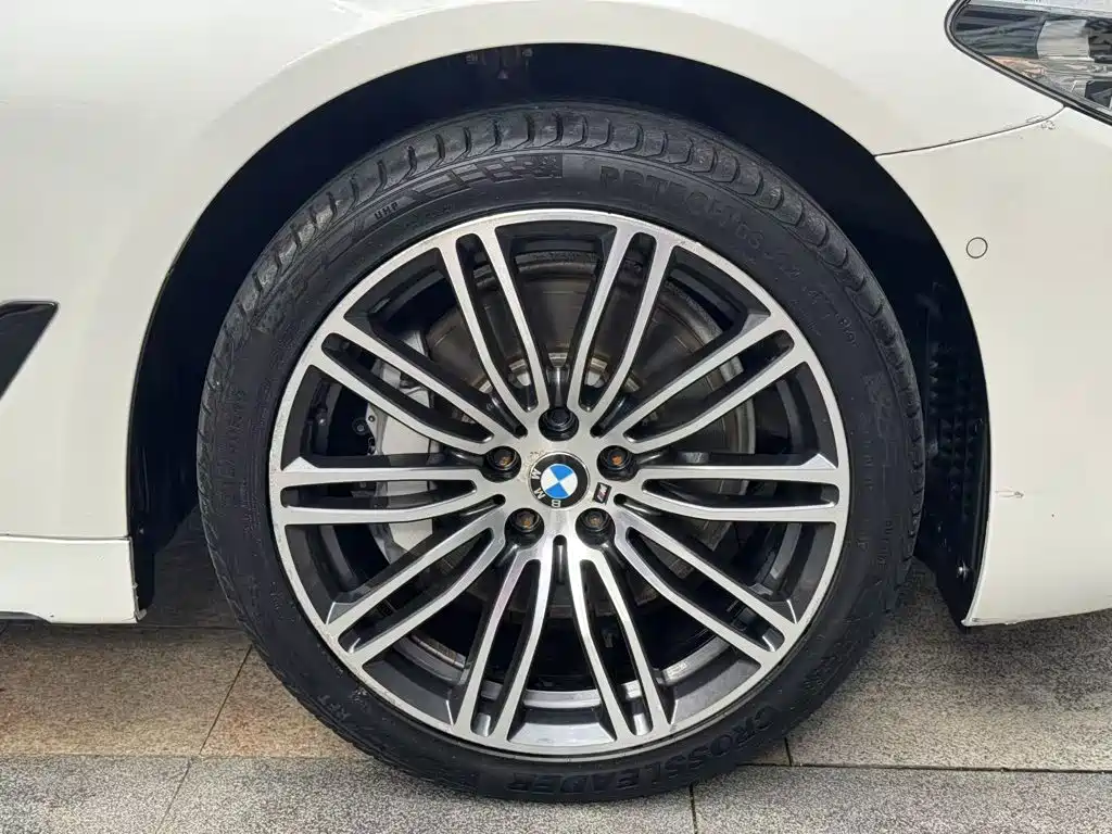 BMW 5 Series — миниатюра 11