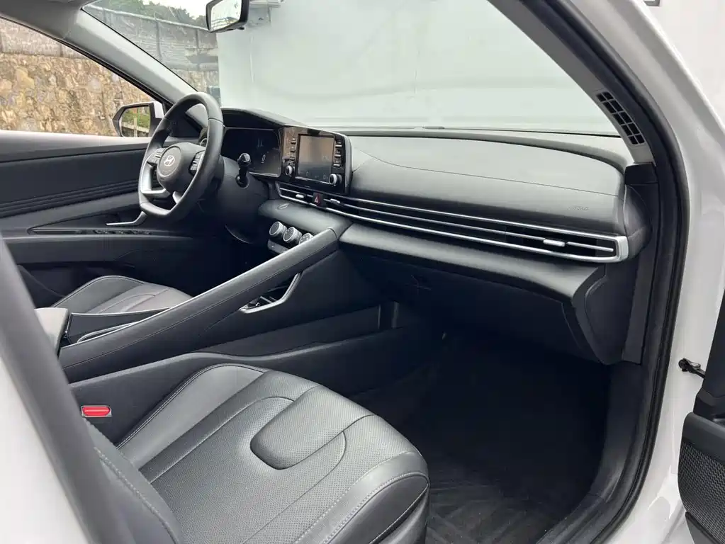Hyundai Elantra — миниатюра 8