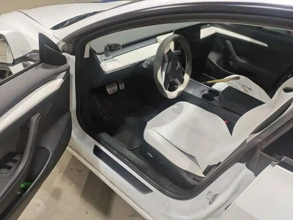 Tesla Model 3 — миниатюра 3