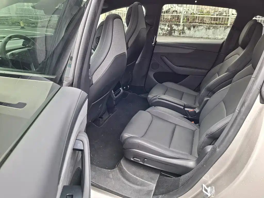 Tesla Model Y L — миниатюра 17