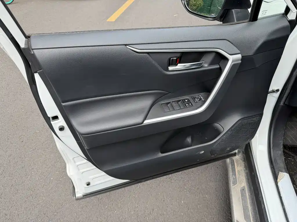 Toyota RAV4 — миниатюра 6