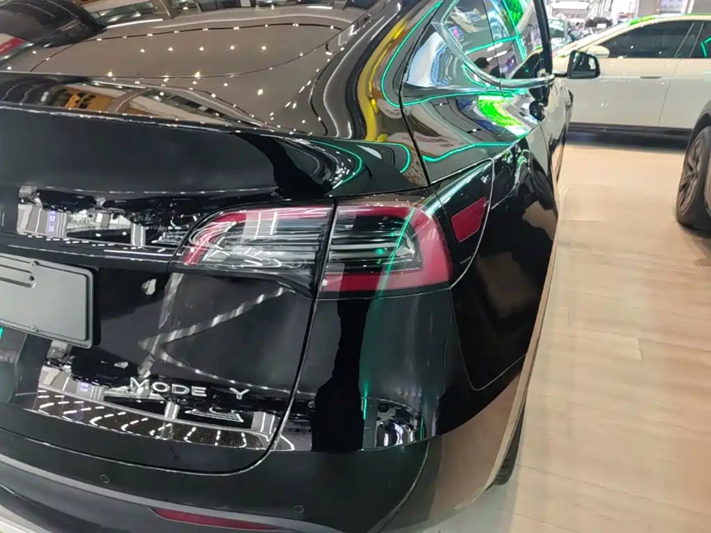 Tesla Model Y — миниатюра 8