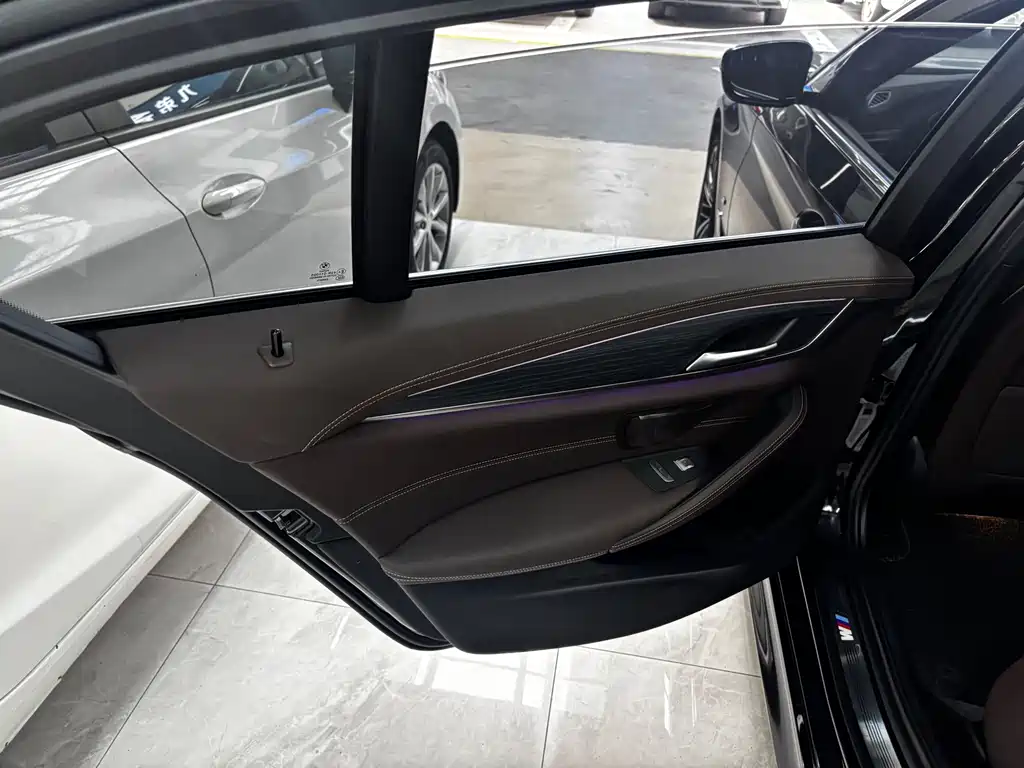 BMW 5 Series — миниатюра 7