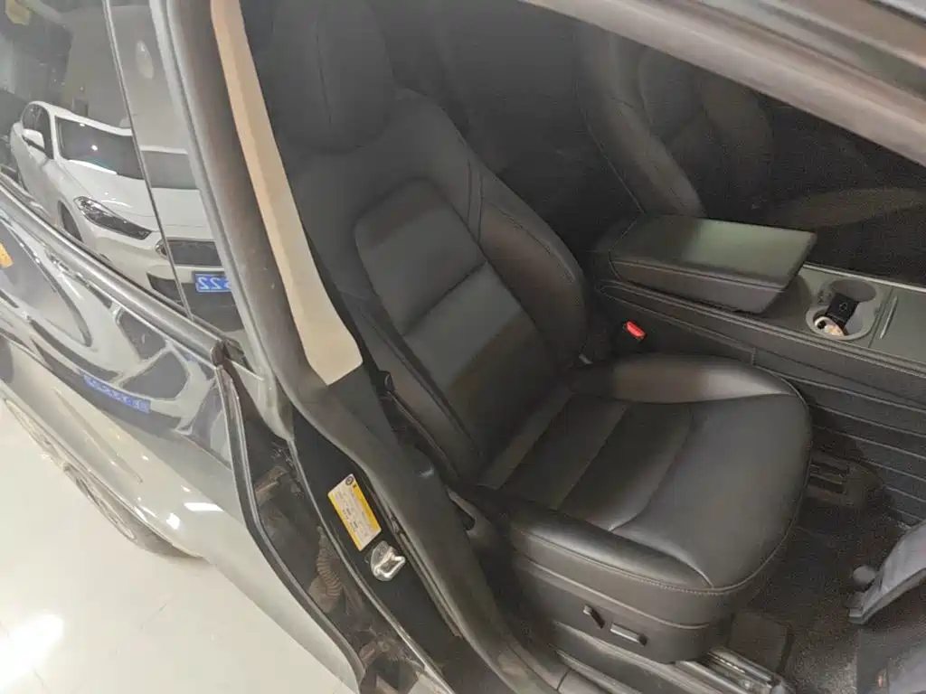 Tesla Model Y — миниатюра 25