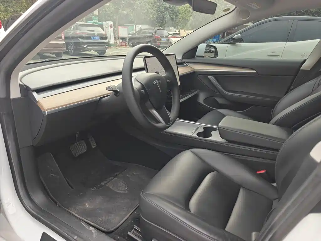 Tesla Model 3 — миниатюра 2