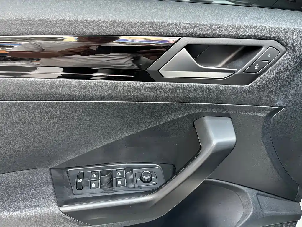 Volkswagen T-Roc — миниатюра 10