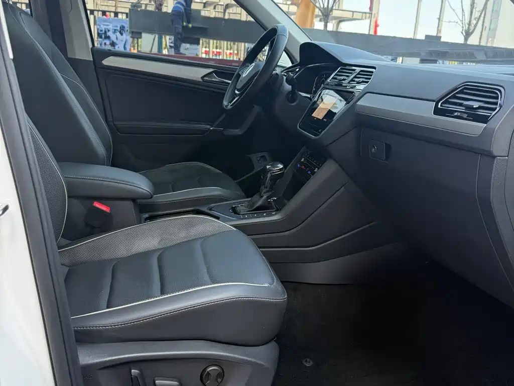 Volkswagen Tiguan L PHEV — миниатюра 10