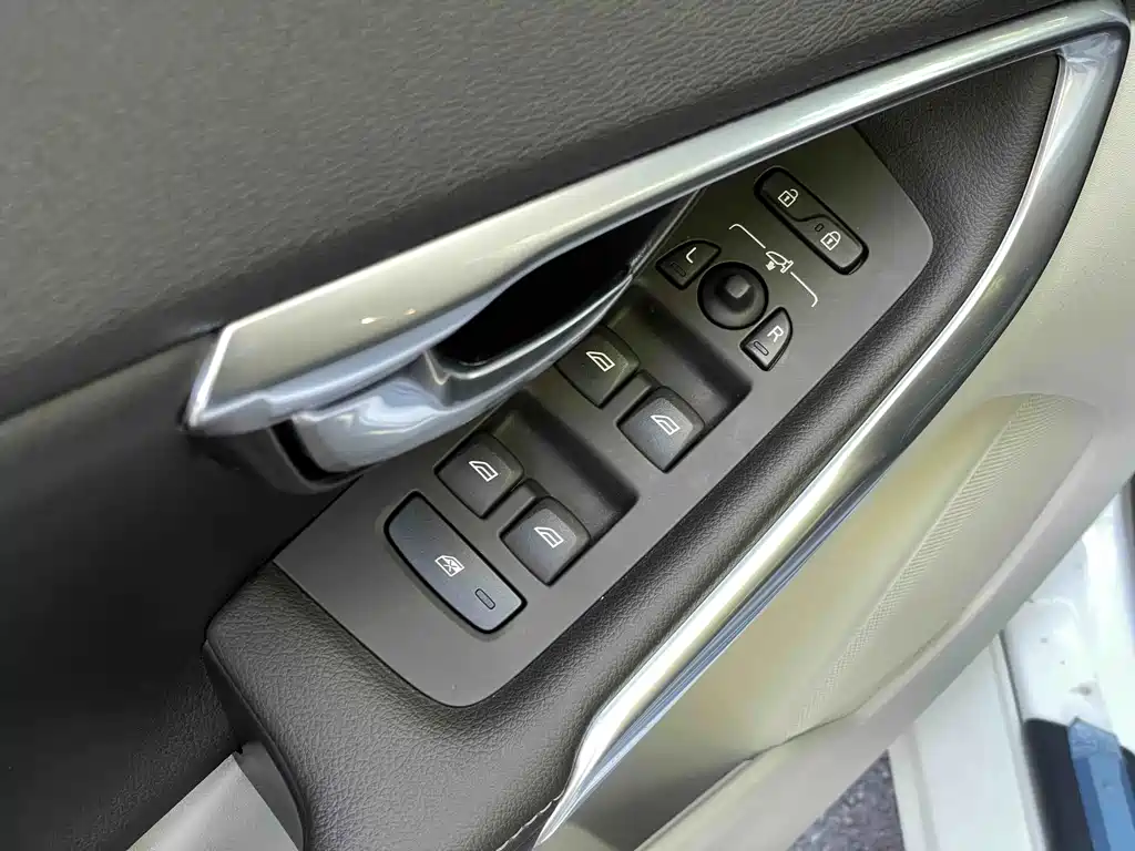 Volvo V40 — миниатюра 17