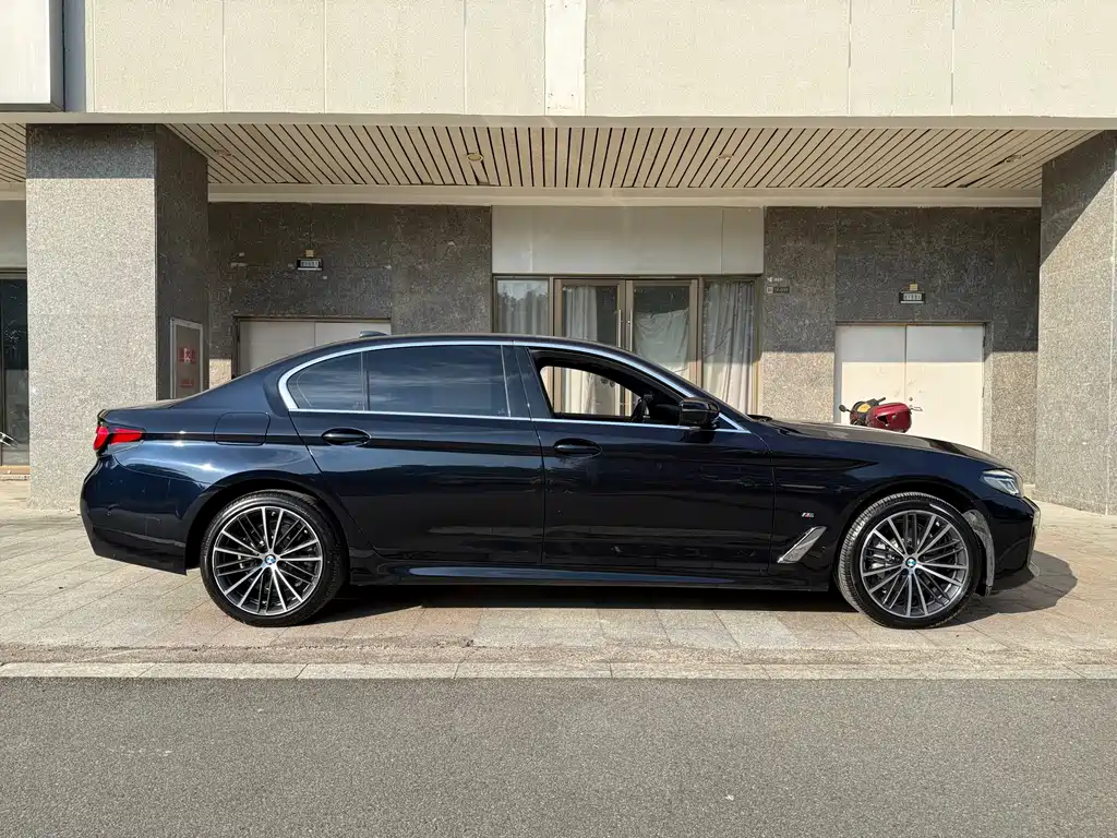 BMW 5 Series — миниатюра 5