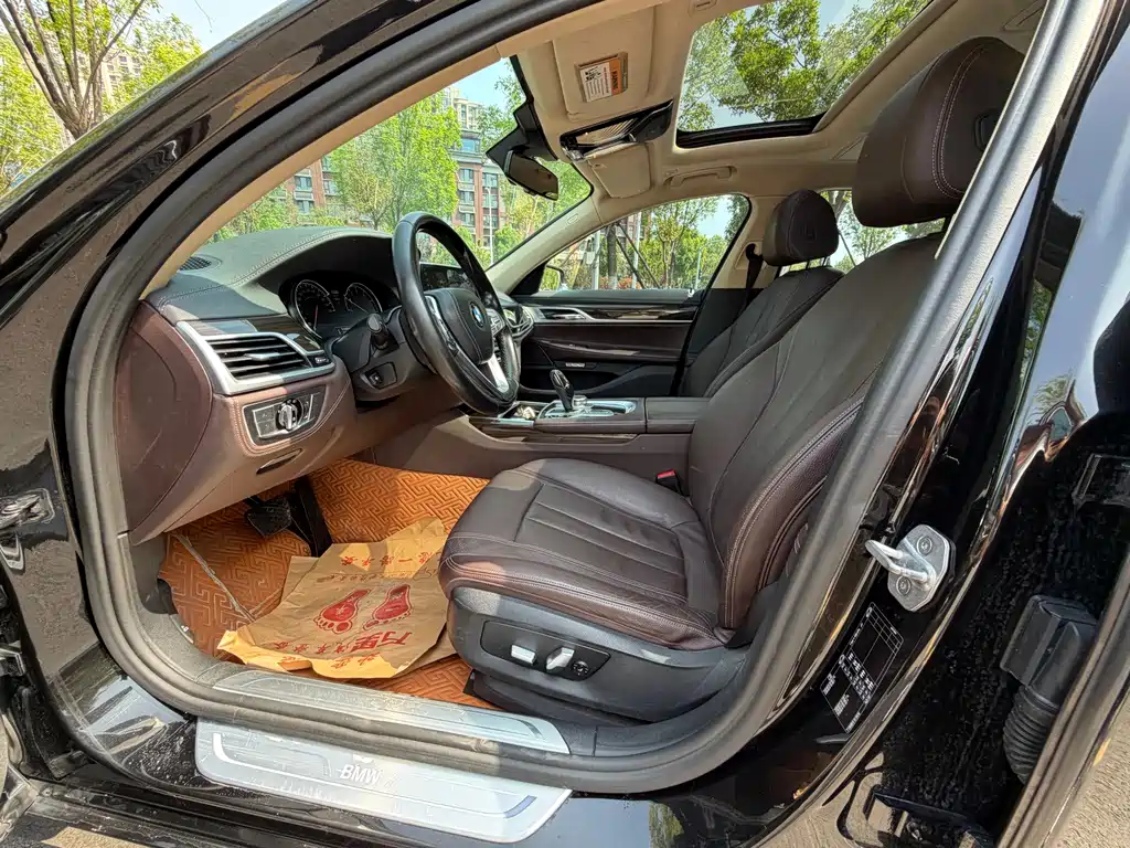 BMW 7 Series — миниатюра 13